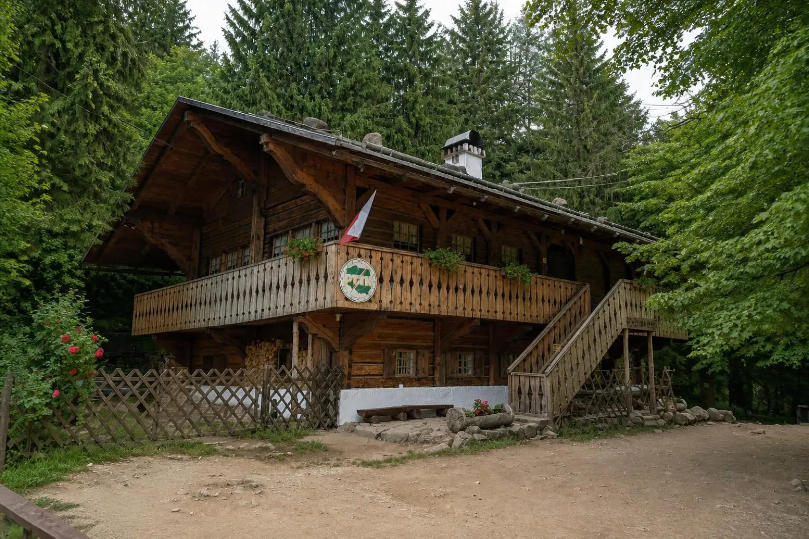 Schronisko PTTK Szwajcarka, drewniany dom w stylu tyrolskim pod Krzyżną Górą